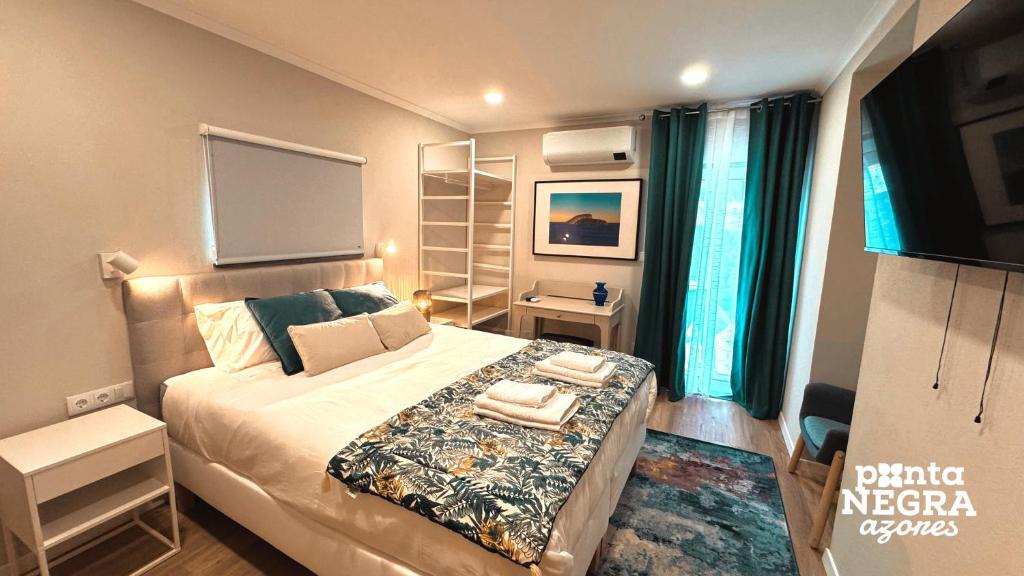 Lodging room with air conditioning and TV